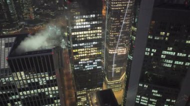 Frankfurt, Almanya 'daki Omniturm ve aydınlık gökdelenlerin hava manzarası. Şehirleri temsil eden yüksek katlı ofis binaları.