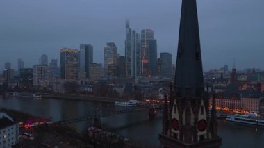 Eski kasaba ve Dreikonigskirche kilisesi de dahil olmak üzere, modern gökdelenleriyle Frankfurt 'un aydınlık gökdelenlerinin hava görüntülerini gözler önüne seriyor..