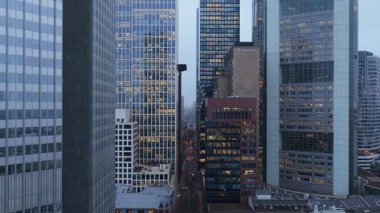 Frankfurt, Almanya 'daki gökdelenlerin hava perspektifi, Avrupa' nın finans merkezinde gün batımında hareketli iş bölgesi.