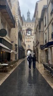 Bordeauxs Eski Kasabasında Yağmurlu Gün Porte Cailhau ve Wet Cobblestone Caddelerini Yakalıyor.
