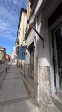 Avrupa 'da Sessiz Bir Cadde Keşfedip Yerel Dükkanların ve Günlük Yaşamın Büyüsünü Ele Geçirmek.