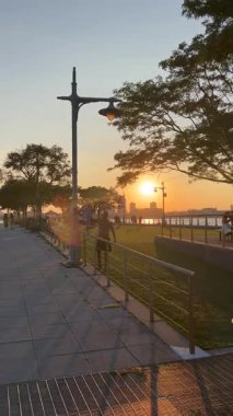 Manhattan 'da Hudson Nehri boyunca Sunset Walk, Tek Dünya Ticaret Merkezi.