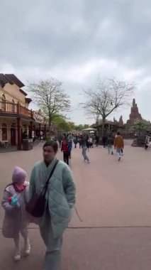 Disneyland Tokyo 'nun Batı temalı Alanını keşfetmek, Park Yaşamının Heyecanını Çekmek.