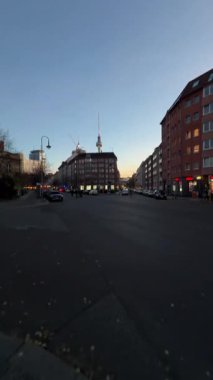 Berlins Mitte Bölgesinde Akşam Yürüyüşü, Iconic Fernsehturm Kulesi.