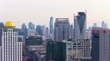 Bangkoks 'un ünlü finansal ve ticari merkezleri de dahil olmak üzere canlı şehir manzarasının çağdaş ufuk çizgisini gösteren hava görüntüsü.