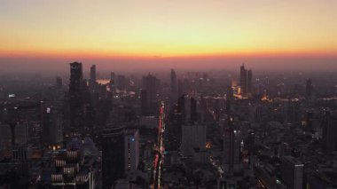 Gün batımında yayılan Bangkoks 'un eşsiz üç ayaklı hava perspektifi. Skyline 'da modern gökdelenler ve işlek caddeler yer alıyor.