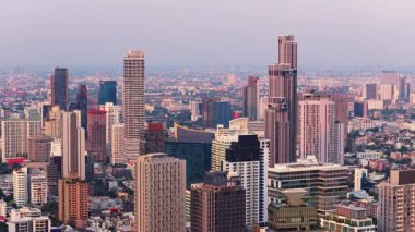Bangkoks 'un yüksek binaları ve gökdelenleri olan üç ayaklı hava manzarası. Güneydoğu Asya 'daki şehir panoraması.