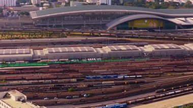 Bangkok, Tayland 'daki Bang Sue Grand İstasyonu' nun yüksek açılı görüntüsü. Birçok tren ve raylı yoğun demiryolu ve şehir otoyolu trafiği.