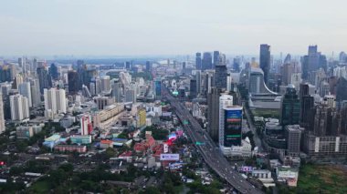 Bangkok 'un hareketli metropolünün panoramik hava görüntüsü. Tayland 'da işlek otoyolun yanında modern gökdelenler ve kentsel gelişim.