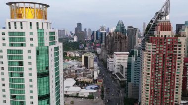Berkeley Hotel Pratunam 'ın kuşbakışı görüntüsü ve Bangkok, Tayland' ın kalabalık şehir manzarasını kesen büyük bir yolda yoğun bir trafik akışı..