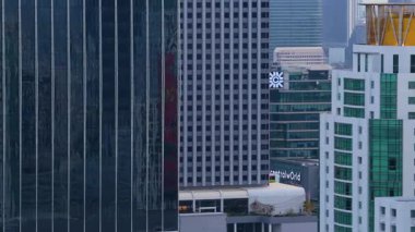 Bangkoks şehrinin görkemli hava manzarası, MahaNakhon kulesinin modern binaların arkasındaki ve Berkeley Hotel Pratunam 'ın altın kubbesi olduğunu gösteriyor..