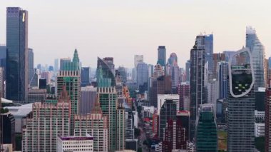 Bangkok 'un geniş şehir manzarası nefes kesici kuşların gözünden görünüyor. Parlak gökdelenler ve yüksek binalar sergileniyor..