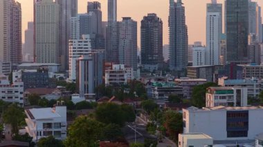 Güzel günbatımında Bangkok 'un gökyüzü manzarası. Modern gökdelenleri ve kurumsal kuleleri olan hareketli şehir manzarası.