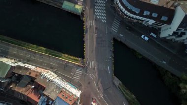 Strasbourgs Riverfront 'un Havadan Görünümü Modern Mimari ve Şehir Yaşamını Yakalıyor.