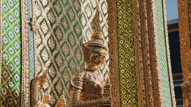 Görkemli altın Garuda heykeli, efsanevi yaratık, Bangkok 'taki Zümrüt Buda Tapınağı Wat Phra Kaew' in dış dekorasyonu..