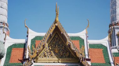 Süslü, yaldızlı bir çatı ve Wat Phra Kaew tapınağı kompleksindeki bir binanın kapağı. Tayland, Bangkok 'taki ünlü bir simge..