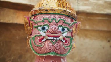 Yaksha 'ya yaklaş, efsanevi dev iblis koruyucu, Zümrüt Buda Tapınağı' nda, Bangkok 'taki kutsal Tayland Budist tapınağında..