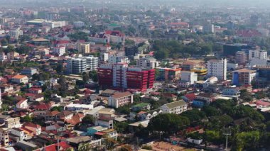 Vientiane, Laos Capital 'in durağan yüksek açılı görüntüsü şehrin ufuk çizgisini, yerleşim binalarını ve Tayland sınırındaki Mekong Nehri' ni gösteriyor..