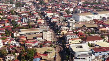 Vientiane, Laos 'ta Chao Anouvong Stadyumu' nun inşaat ve çevresindeki binaların sabit hava görüntüleri..