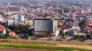 Saint Phila Kongre Salonu 'nun sabit hava görüntüsü. Mavi çatılı ve kubbeli. Vientiane, Laos şehrinde düğün törenlerinde kullanılıyor..