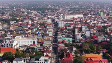 Laos 'taki Vientiane şehir manzarasının yüksek açılı statik panomisi, Mekong Nehri' nin Tayland ve kentsel gelişim sınırında olduğunu gösteriyor..
