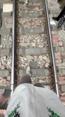 Hanois Tren Sokağı 'nın Eşsiz Perspektifi Gelenek ve Modernite Harmanını Yakalıyor.