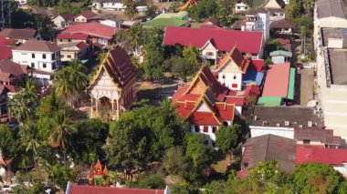 Gündüz vakti Budist tapınaklarının, modern binaların ve Vientiane, Laos 'un başkentindeki trafiğin hava hareketli sahnesi.