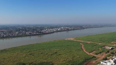 Vientiane kentsel manzarası, Laos geleneksel Budist tapınakları, modern binalar ve Mekong nehri geçmişi..