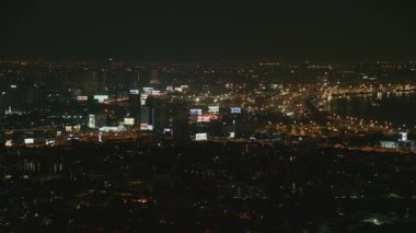 Gece Chao Phraya Nehri ve şehir trafiğini aydınlatan şehir trafiği ile Bangkok 'un el bilgisayarı gökdeleni yükseldi.