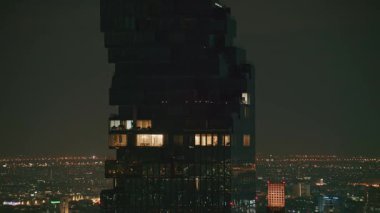 MahaNakhon gökdeleninin el kamerası görüntüleri ve gece Bangkok metropolünü aydınlatması şehir manzarasını ve modern Tayland mimarisini gözler önüne seriyor..