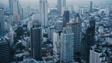 Tayland 'da sisli ve kirli bir günde Bangkok' un modern şehir manzarasını şekillendiren gökdelenler..