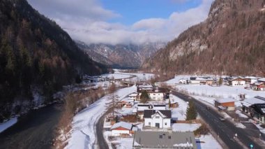 Avusturya Alpleri 'nde güneşli bir kış gününde kar ve trafik ile Saalbach Alp Vadisi' ne bakış açısını yükseltti..