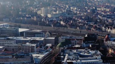 Bielefeld Almanya şehir manzarası ana tren istasyonu Hauptbahnhof ve ulaşım sistemi ile şehir manzarasını gösteriyor.