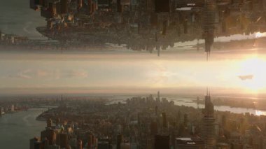 New York 'un gökdelenleri ve Hudson Nehri ile yansıtılmış metropolünü gösteren kaleydoskopik hava görüntüsü günbatımında gerçeküstü ve soyut şehir manzarası yaratıyor..