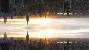 Kaleydoskopik aynalı New York şehri manzarası. Güneş, gerçeküstü şehir manzarasını aydınlatıyor ve Empire State Binası yansımasına dokunuyor..