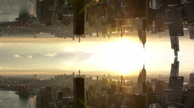 Kaleydoskopik New York şehri silüeti Empire State Binası ve East River 'ın sıcak ve atmosferik gündoğumunda gerçeküstü, aynalı metropolü gözler önüne seriyor..
