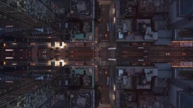 Alacakaranlıkta New York 'ta hava trafiğinin kaleydoskopik tepesi büyüleyici ayna efekti yaratarak metropolün gelecekteki ve gerçek üstü şehir manzarasını ortaya çıkarıyor..