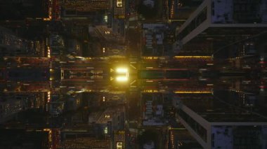 Aynalı şehir geceleri New York şehri manzarası yaratıyor. Manhattan 'ın gökdelenlerin, kentsel kanyonların, hareketli caddelerin havadan görünüşü..
