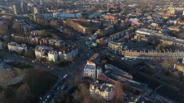 Londra İlçesi 'ndeki yerleşim yerlerinin yüksek açılı çekimleri, binaları ve yoğun trafik ve çift katlı otobüsleri gösteriyor..