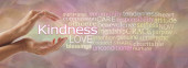 Slova spojená s laskavostí Word Cloud - ženské ruce jemně sevřené kolem slova KINDNESS a relevantní slovo tag cloud proti širokému pastelově zbarvenému peří pozadí