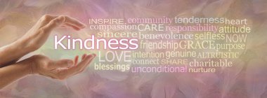 Naziklik Kelime Bulutu ile ilişkilendirilen kelimeler - KINDNESS kelimesinin etrafına nazikçe sarılmış kadın elleri ve geniş pastel renkli tüy arka planına karşı ilgili bir sözcük etiketi bulutu