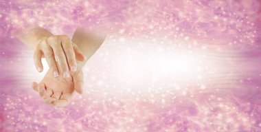 Gelin ve Reiki Grubu Davetiye Bayrağımıza katılın. Elleri kavrayan kadın şifacı. Geniş, pembe ve beyaz çerçeveli bir pankarta karşı.