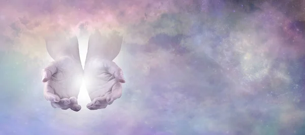 Небесные Исцеляющие Руки Пара Мягко Обхваченных Рук Выходящих Небесных Облаков — стоковое фото