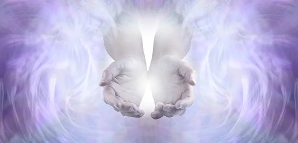 Wysyłanie Czystej Bezwarunkowej Miłości Duchowej Uzdrawiającej Energii Kobiece Dłonie Wyłaniające — Zdjęcie stockowe