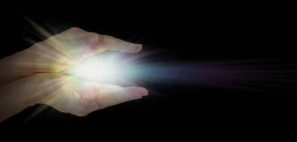 ライトワーカーの癒しの手 右側のメッセージのための手のひらとスペースの間に明るい白い光とピッチ黒の背景に対する女性の平行手 — ストック写真