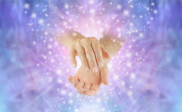 Посылая вам энергию духовного исцеления через эфир - целительница с чашечками рук на голубом розовом сверкающем эфирном фоне