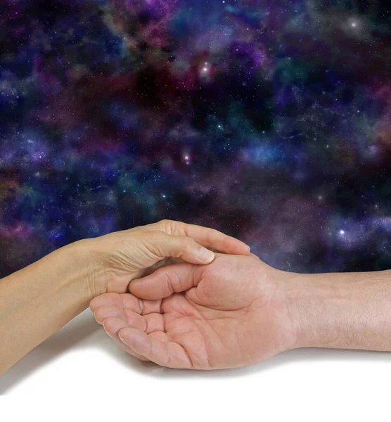 Palm Reading Kosmische Bericht Achtergrond Vrouwelijke Hand Houden Van Man — Stockfoto