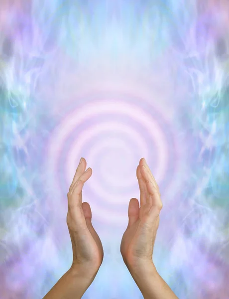 癒しのエネルギーの美しい精神的なスパイラル 複雑な玉緑紫色のエネルギーの背景とコピースペースに対して上のピンクのスパイラルに達する女性の手 — ストック写真