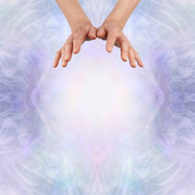 Enerji şifacısı yüksek titreşimli enerji gönderiyor. Kadın şifacı yüksek frekans enerjisini fotokopi alanı olan leylak arka planında ihtiyaç duyulan yerlere göndermek için kullanıyor.