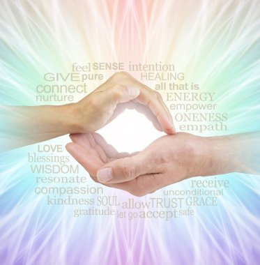 Şifacılar enerji kelime bulutunu paylaşıyorlar. Bir kadın, elle kavrulmuş erkeğe dokunuyor ve ilgili bir kelime bulutuyla çevrili renkli bir enerji arka planında bir ışık çemberi oluşturuyor.